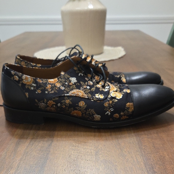 Taft Black and Gold Patterned Oxfords - Picture 5 of 5